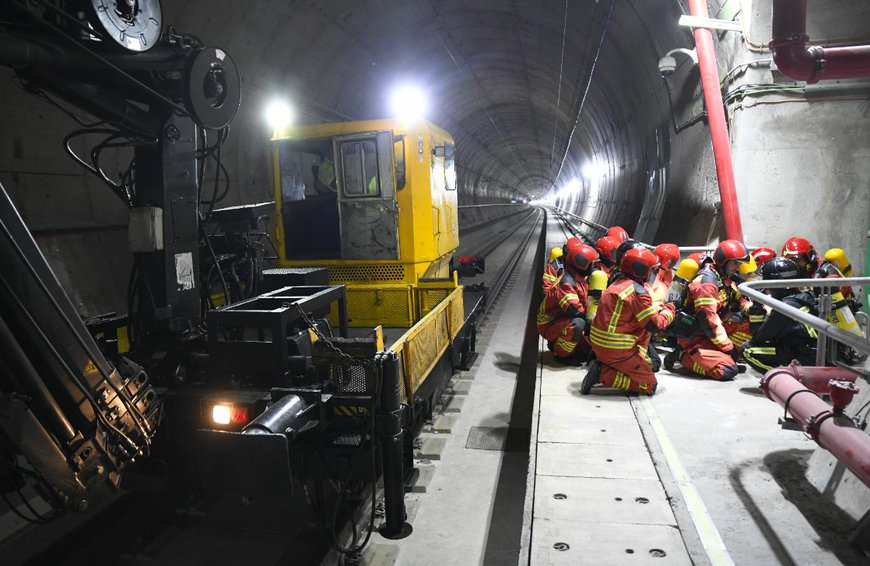 Adif realiza el primer simulacro de emergencia en un túnel de alta velocidad con tren de mercancías en España